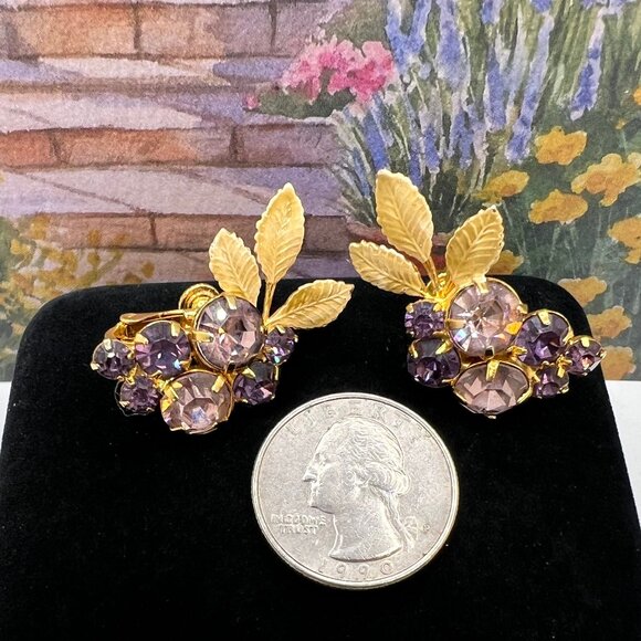 Vintage Lavender Purple Glass Grape Motif Screw-back Earrings - Picture 10 of 11